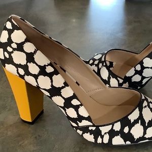 Avon “Mark” Animal Print Pumps